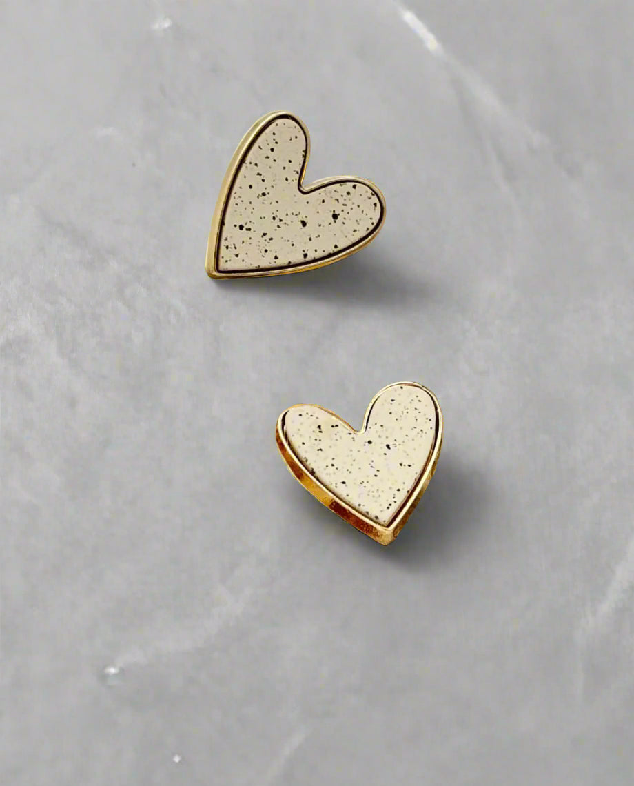 Heart-shaped earrings made from vintage buttons – unique, upcycled accessory with sustainable charm.