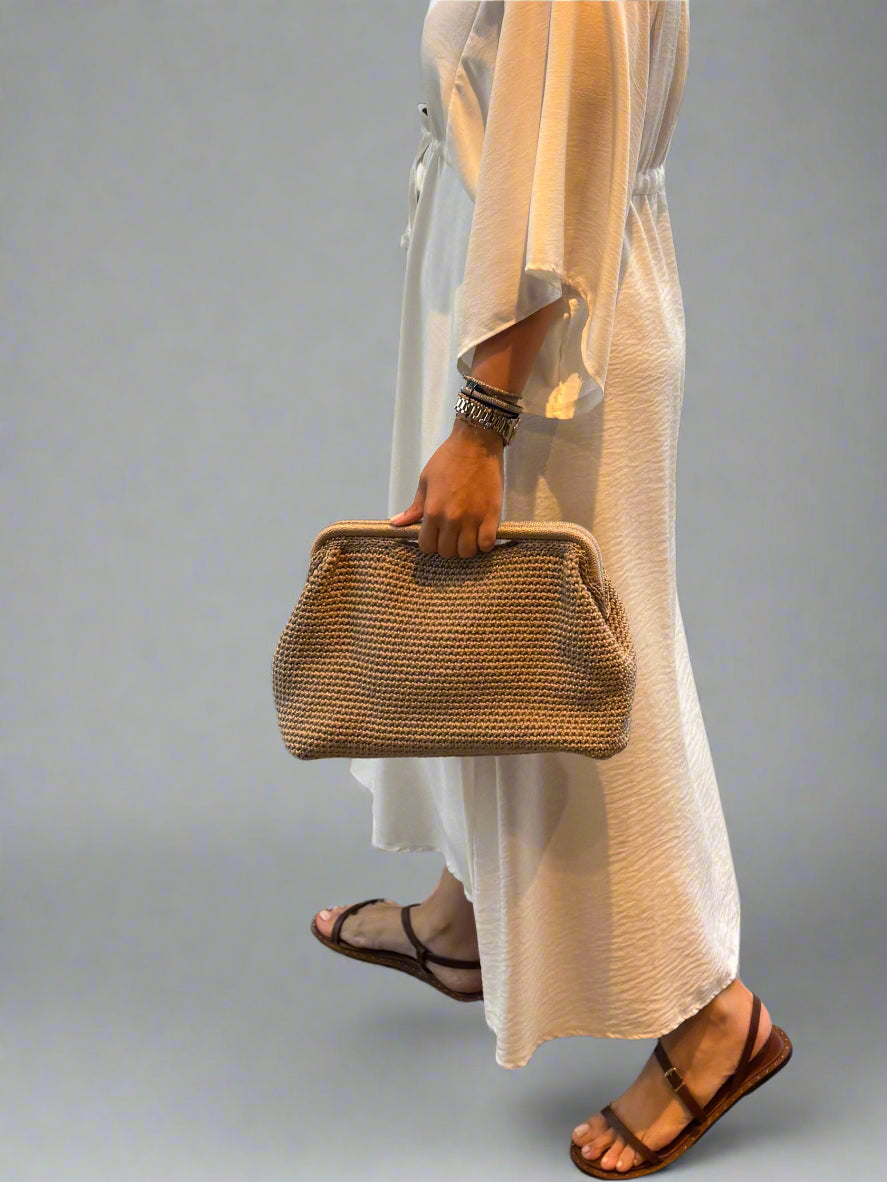 Clutch with handle