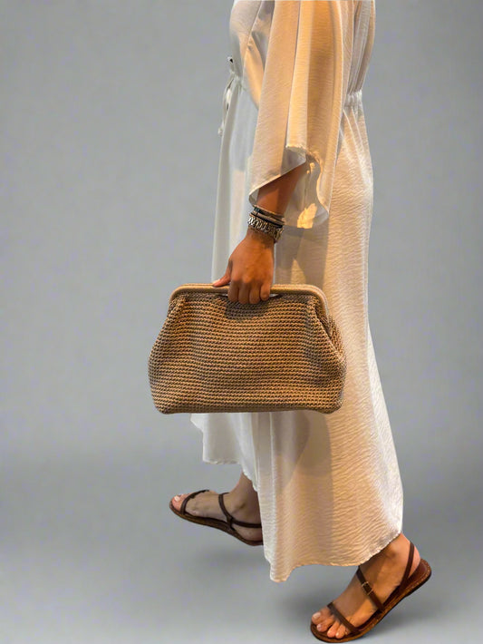 Clutch with handle