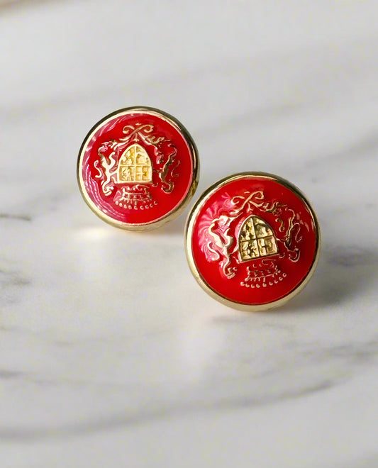 Elegant round clip-on earrings made from vintage buttons – retro charm, sustainable fashion, inspired by timeless accessories