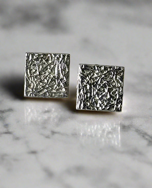 Upcycled square button earrings in textured finish – minimalist style, inspired by slow fashion and everyday elegance