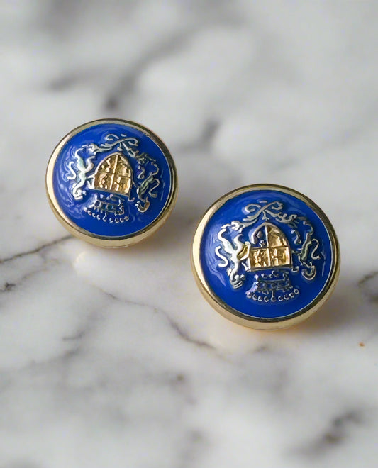 Elegant round clip-on earrings made from vintage buttons – retro charm, sustainable fashion, inspired by timeless accessories