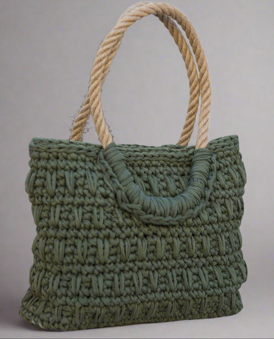 Handmade TARITA summer bag with recycled cotton yarn, wooden base, and natural rope handles – sustainable and stylish
