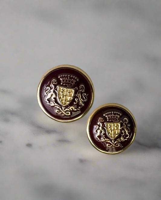 Elegant round clip-on earrings made from vintage buttons – retro charm, sustainable fashion, inspired by timeless accessories